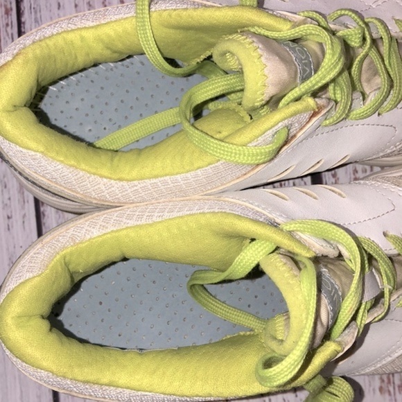 Vionic sneakers size 9 - Picture 10 of 10